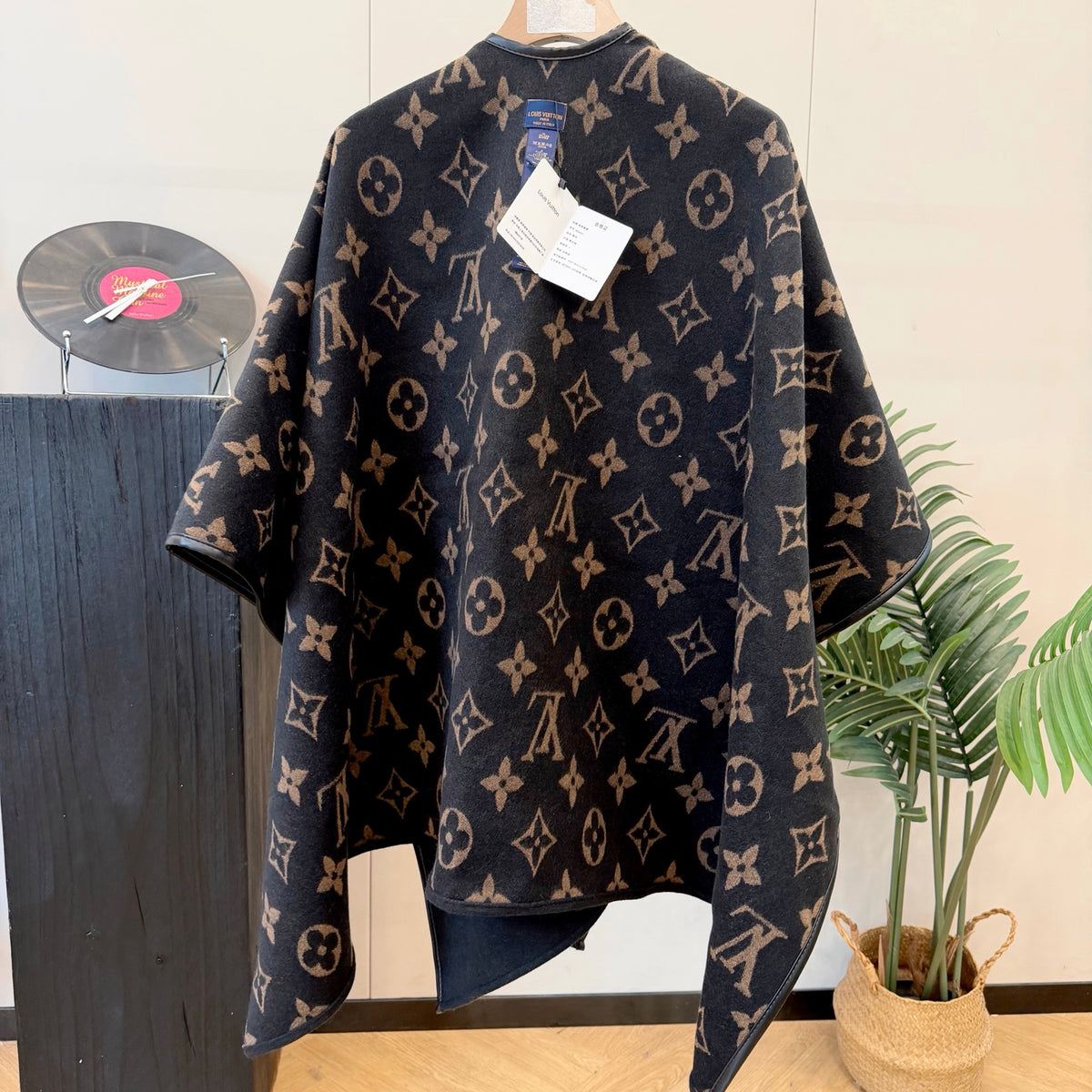 W1R86E76 Popular cape