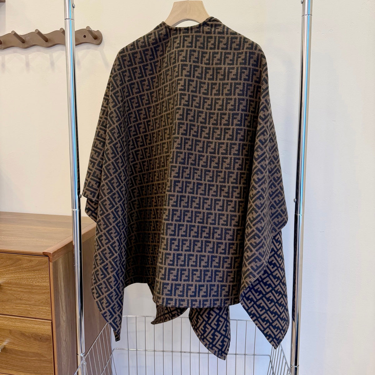 W1R86F78 Fashion cape