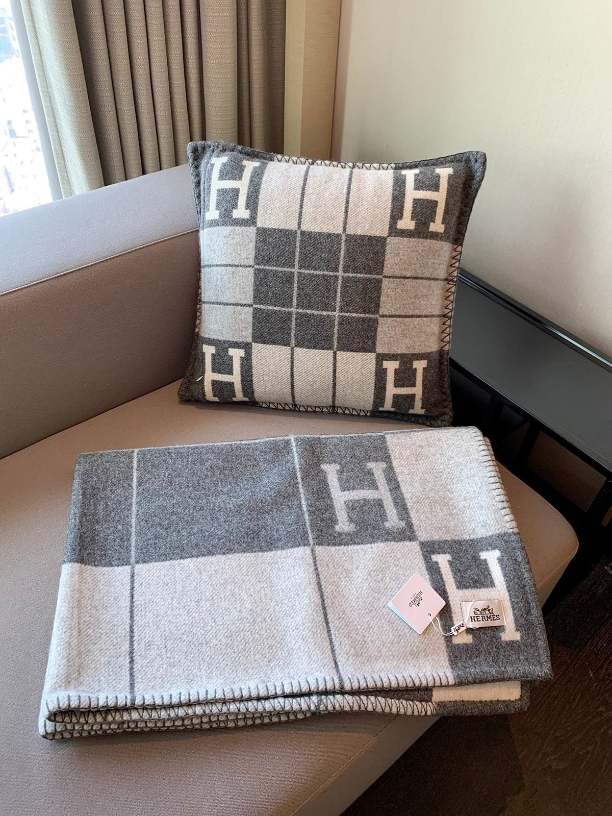 W1R86H105 Popular blankets, throw pillow