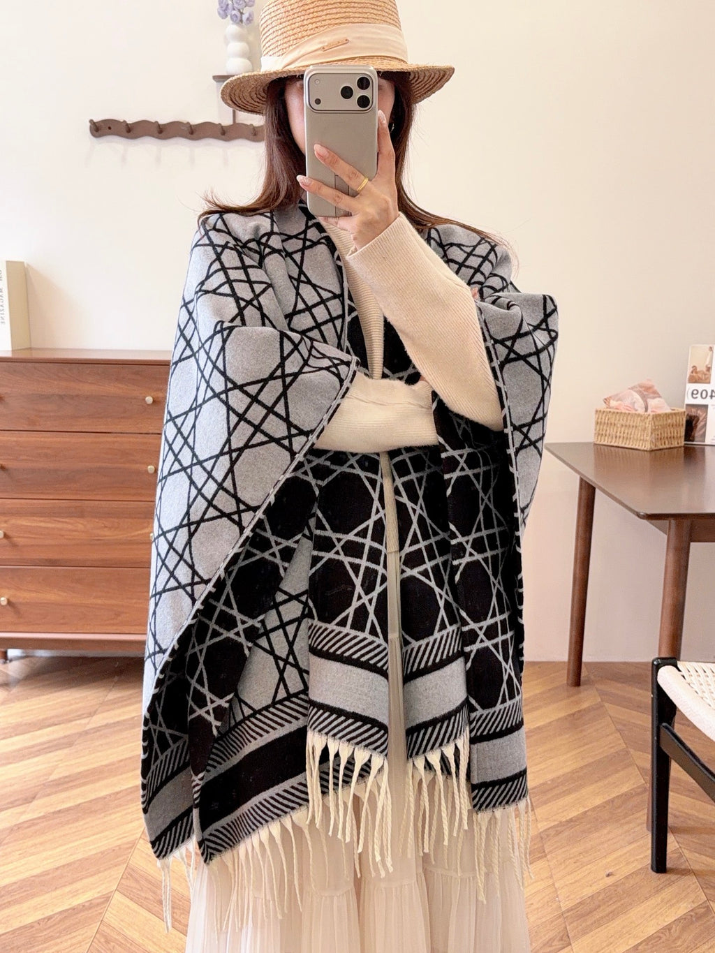 W1R86D66 Fashion cape