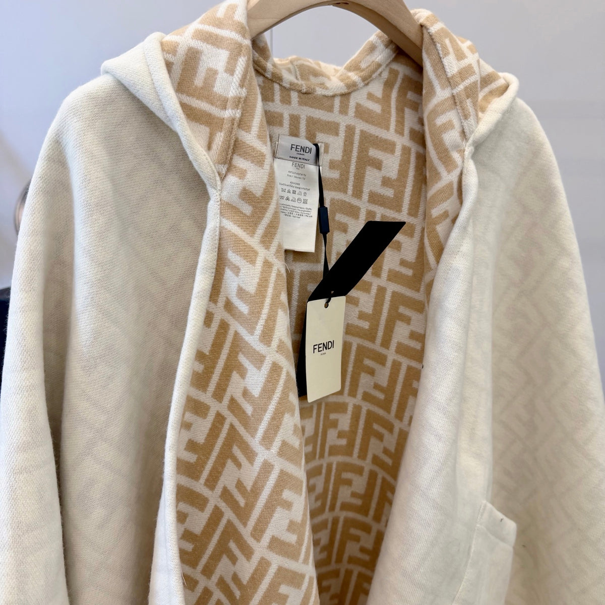 W1R86F74 Popular cape