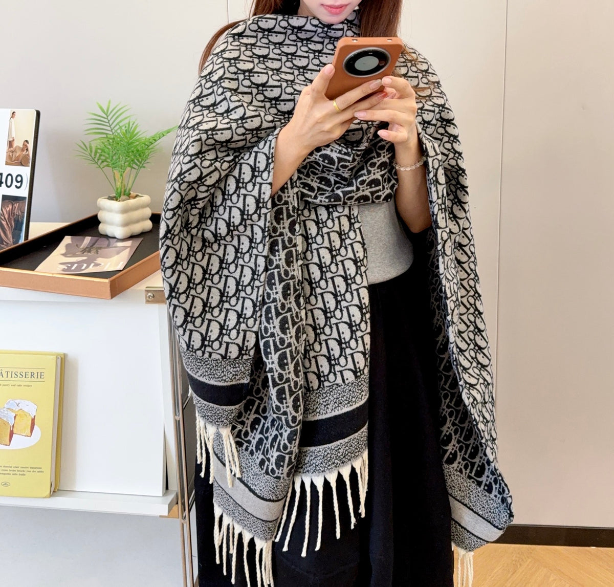 W1R86D10 Popular cape