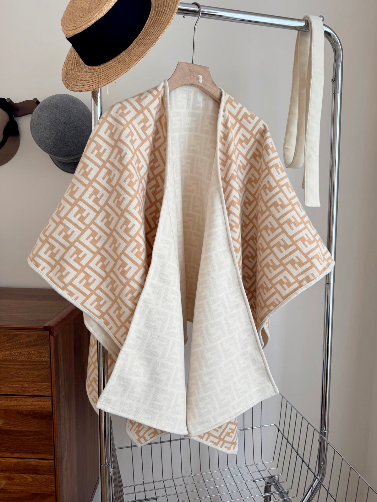 W1R86F43 Fashion cape