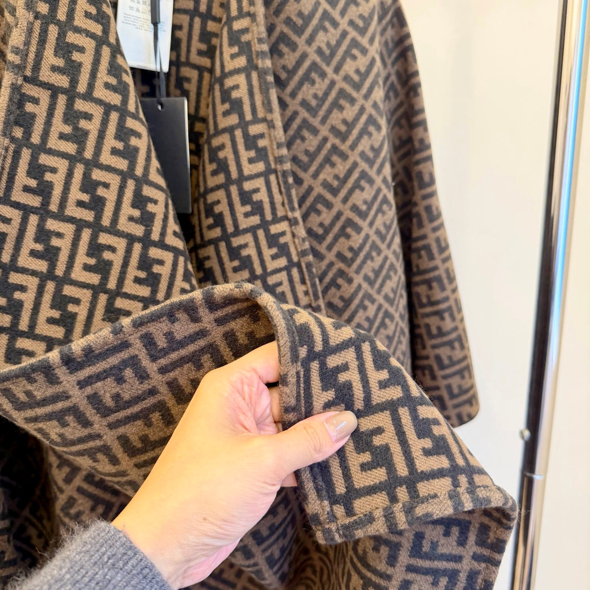 W1R86F78 Fashion cape