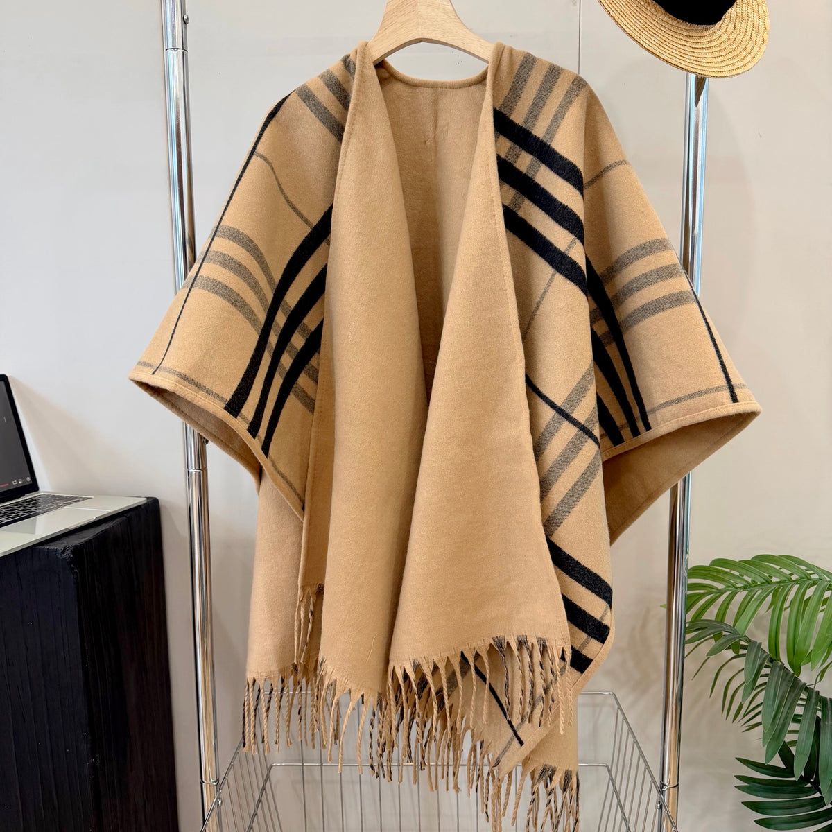 W1R86R67 Fashion cape