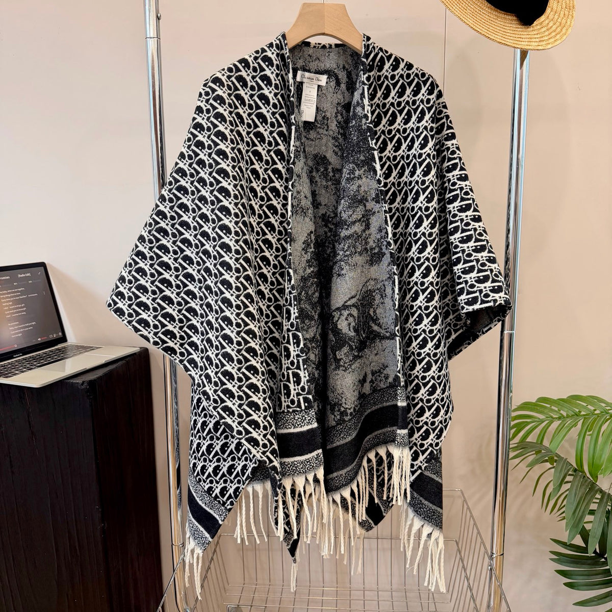 W1R86D65 Fashion cape