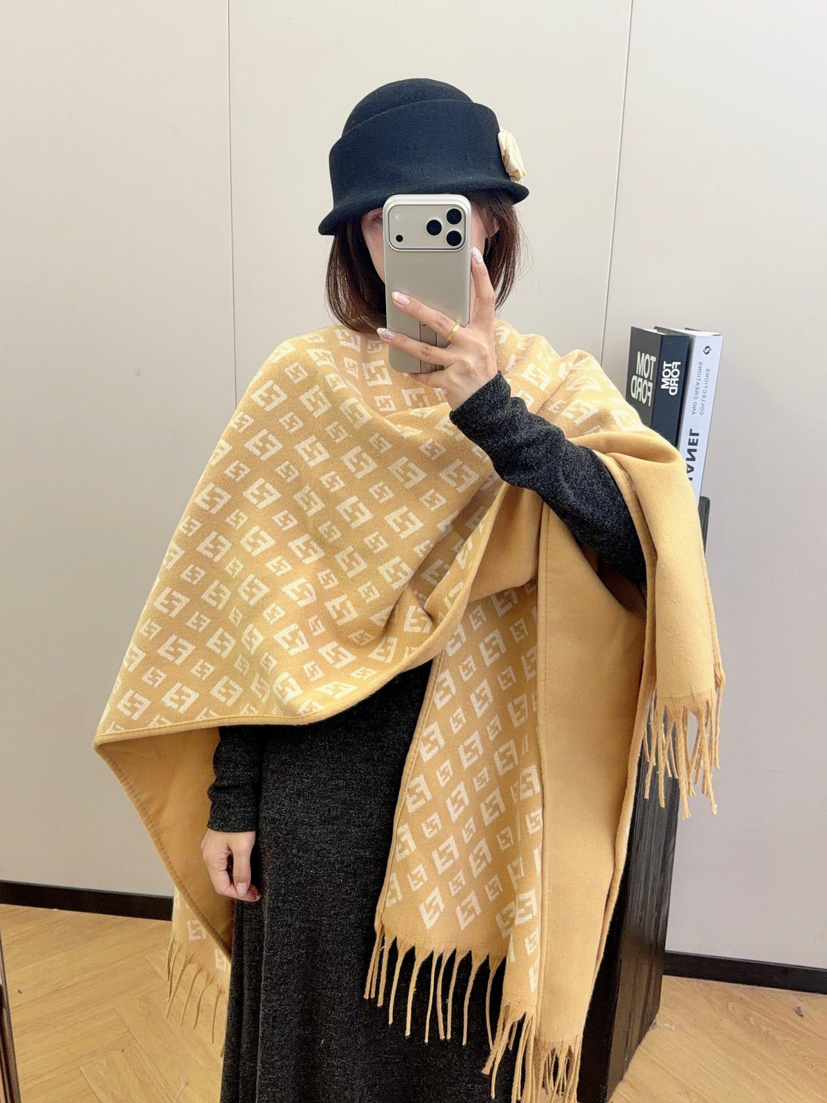 W1R86F59 Fashion cape