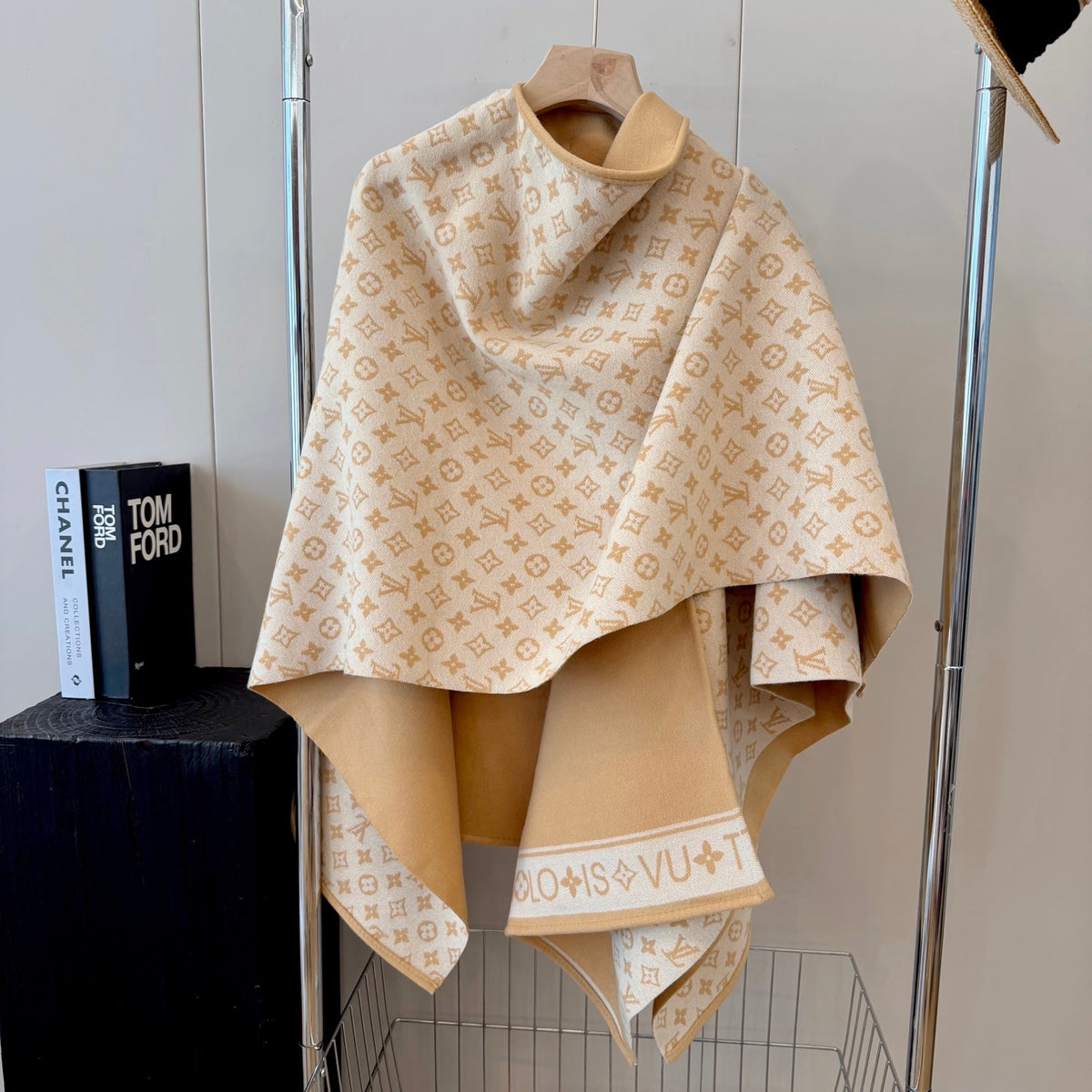 W1R86E63 Fashion cape