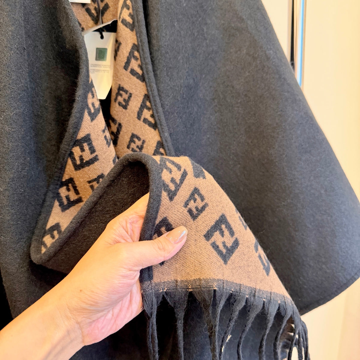 W1R86F79 Fashion cape