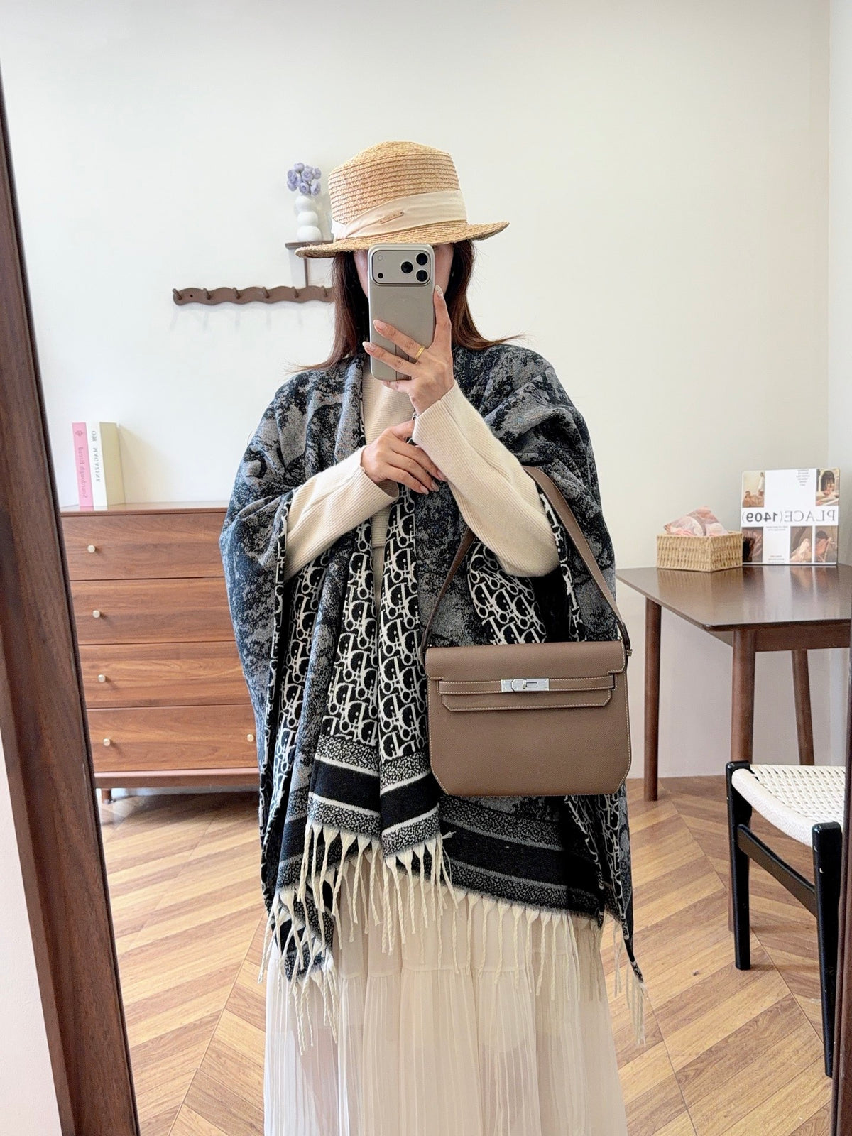 W1R86D65 Fashion cape