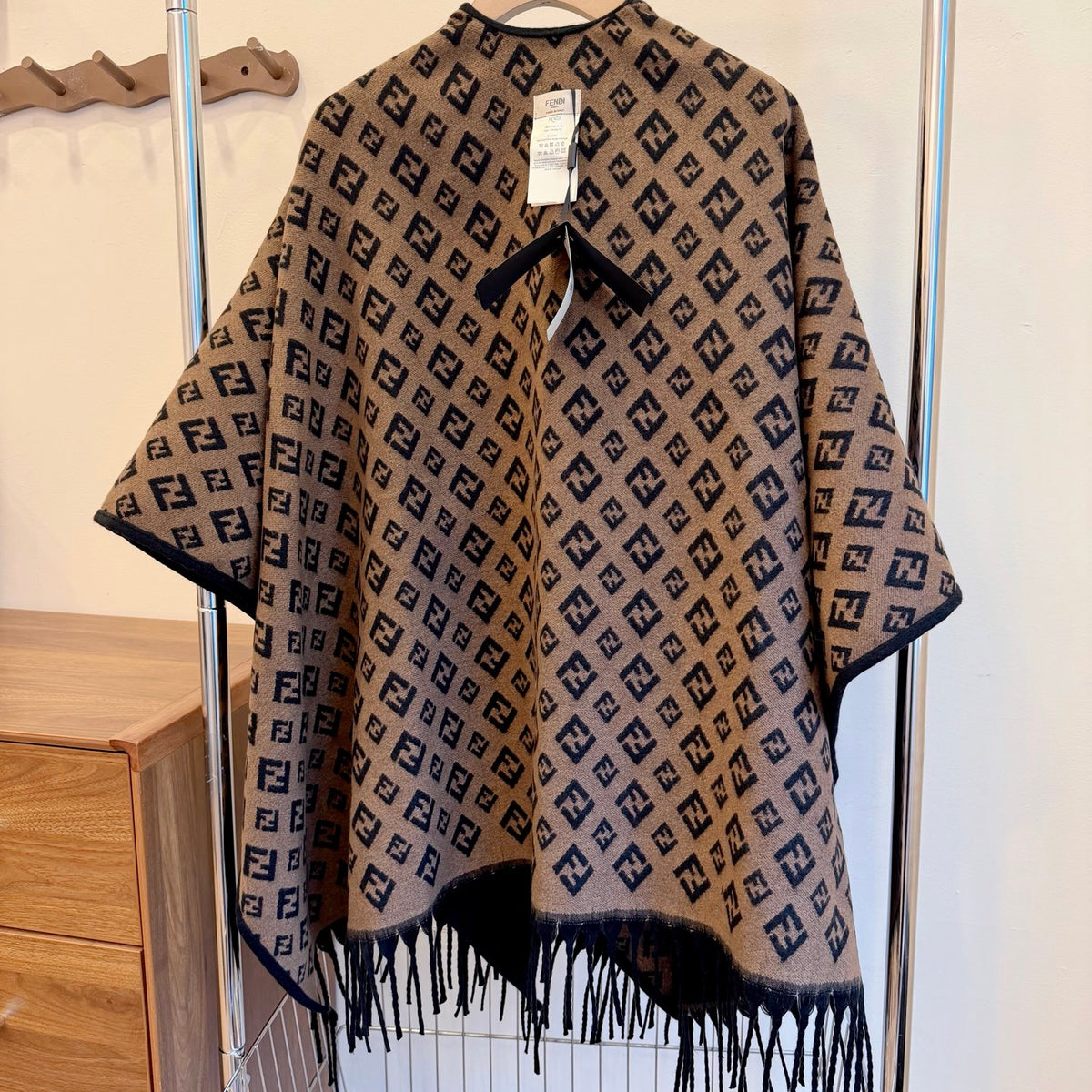W1R86F79 Popular cape