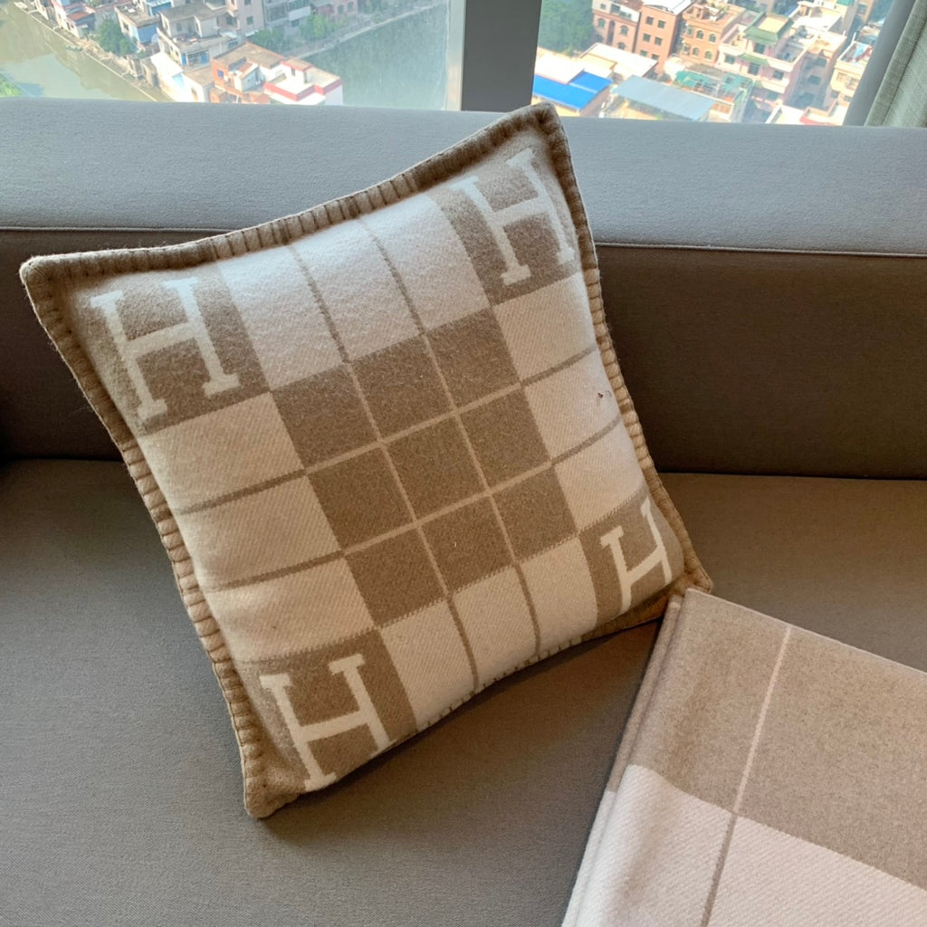 W1R86H105 Fashion blankets, throw pillow