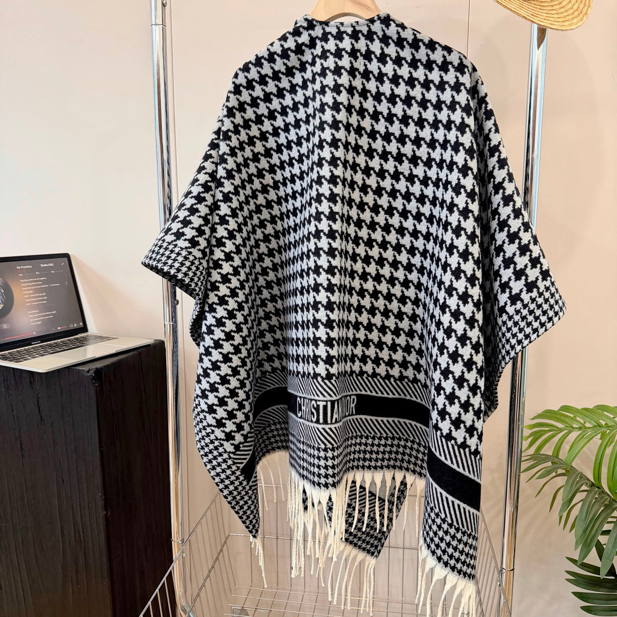 W1R86D64 Fashion cape
