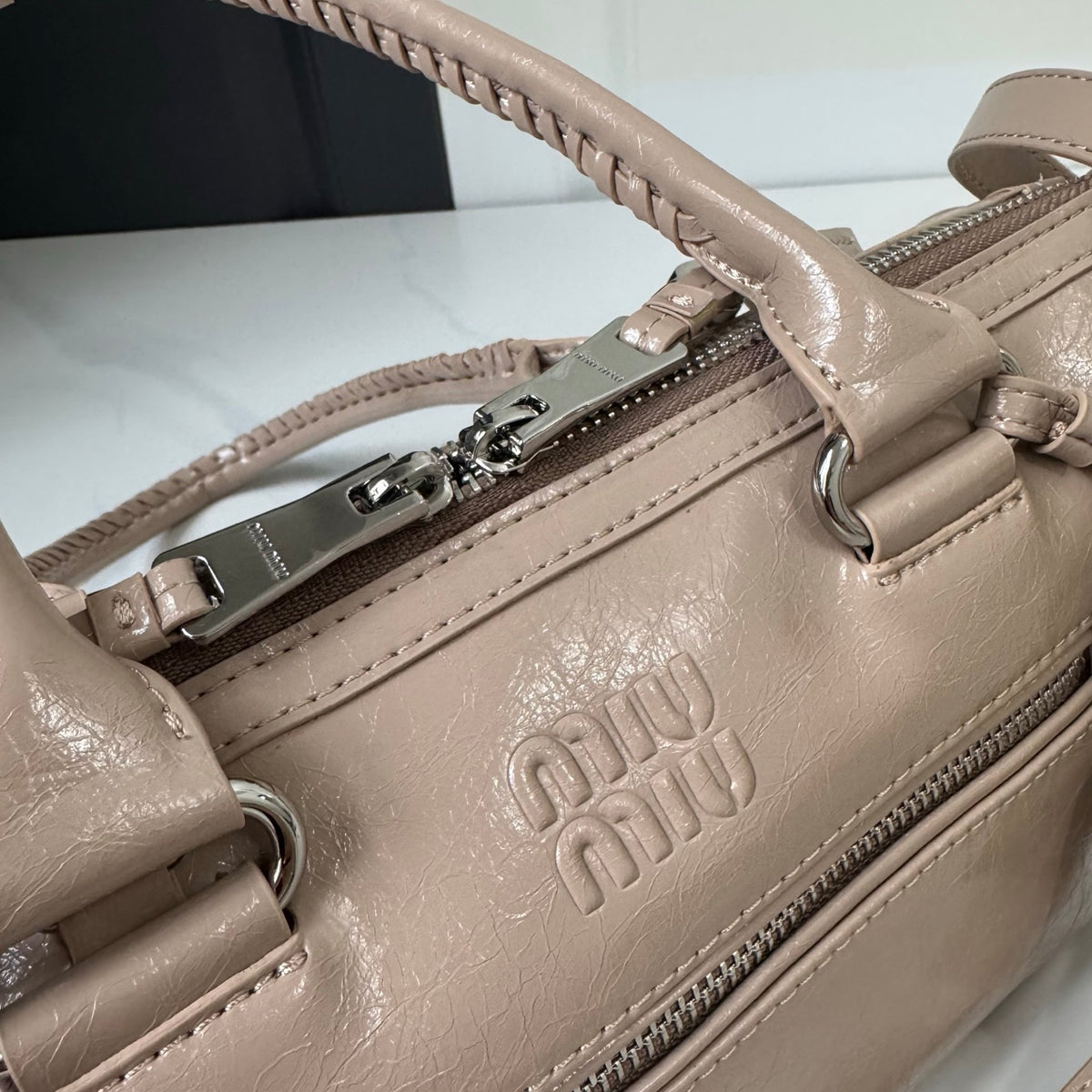 B1R76A21 Popular leather bag