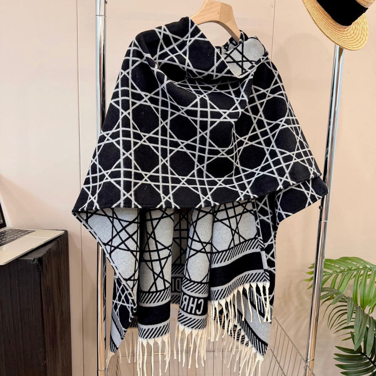 W1R86D66 Fashion cape