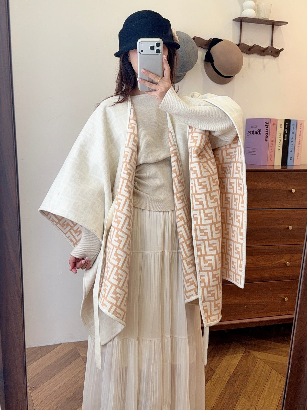 W1R86F43 Fashion cape