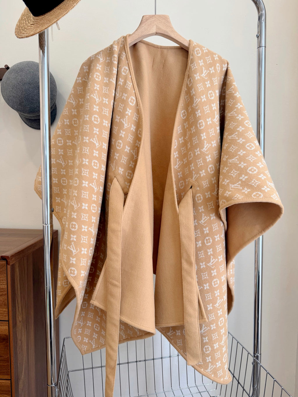 W1R86V45 Fashion cape