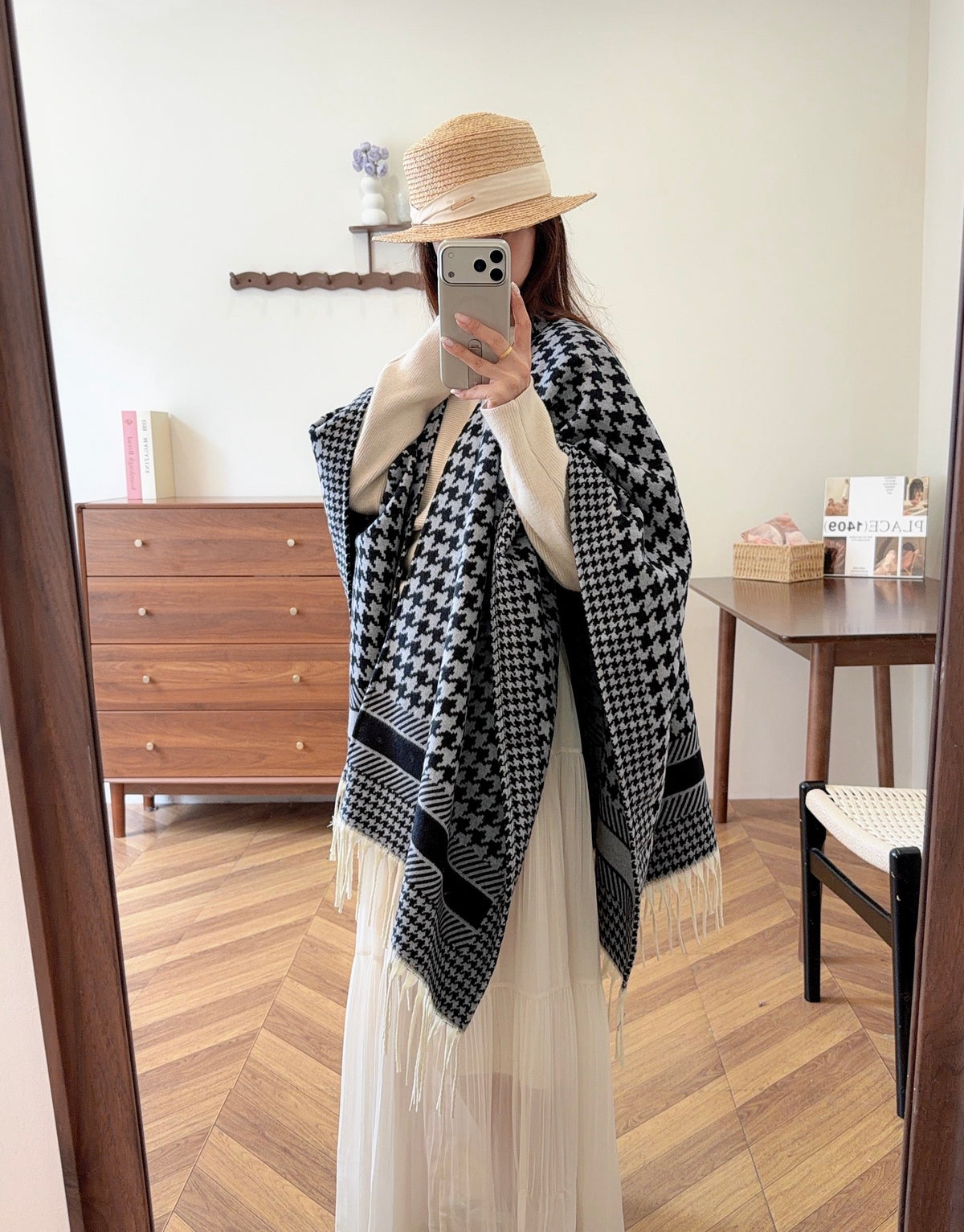 W1R86D64 Fashion cape
