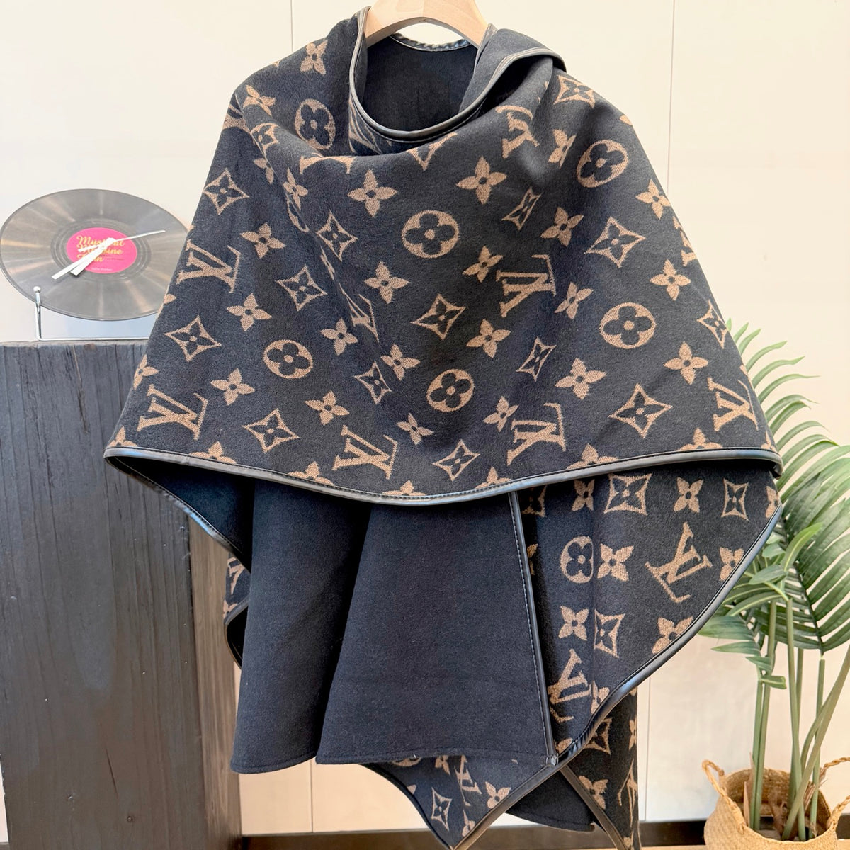 W1R86E76 Popular cape