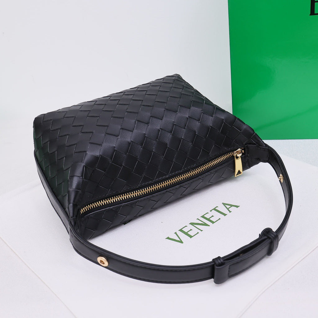 B1X76A11  Popular leather bag