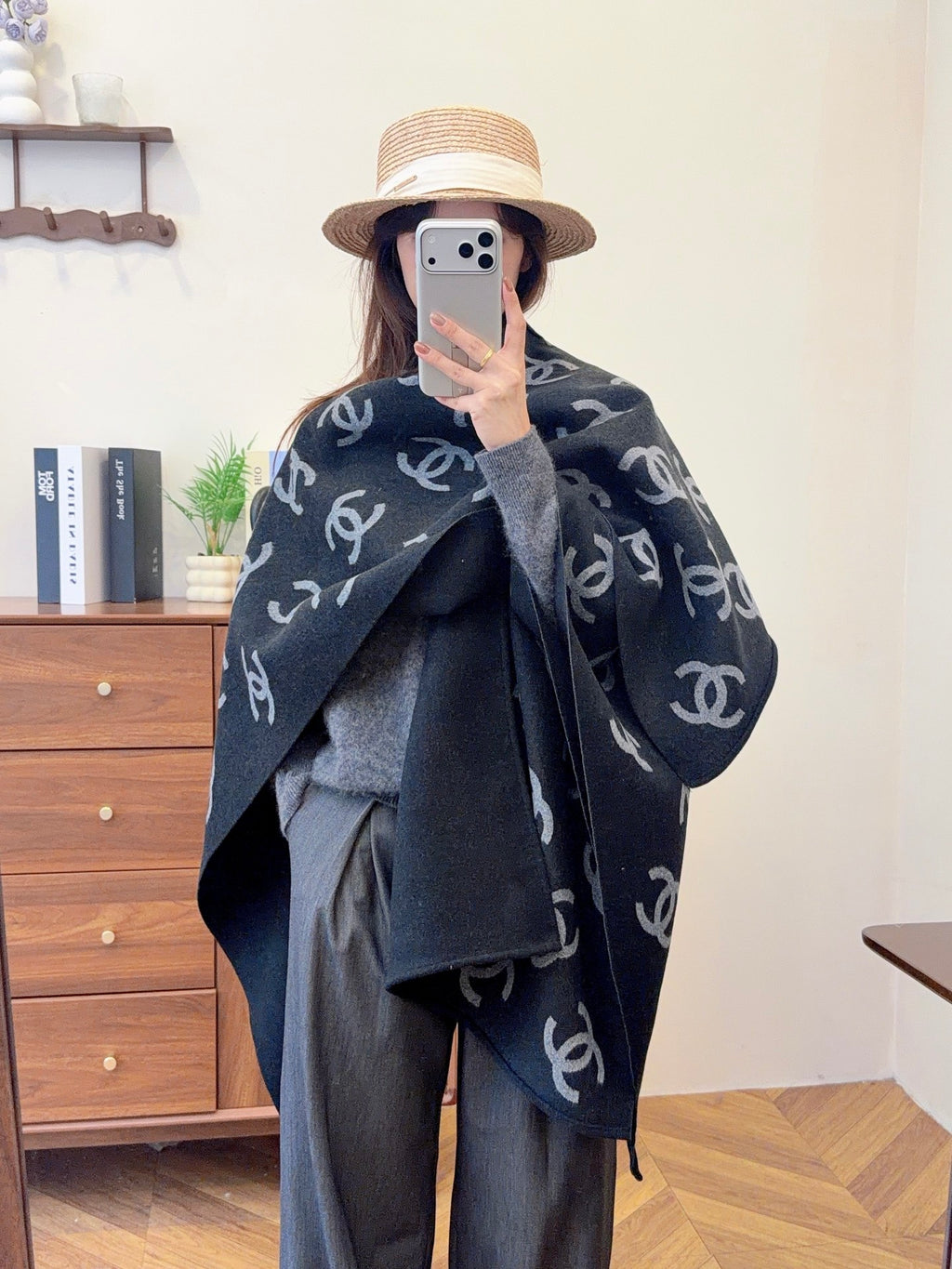 W1R86C71 Fashion cape