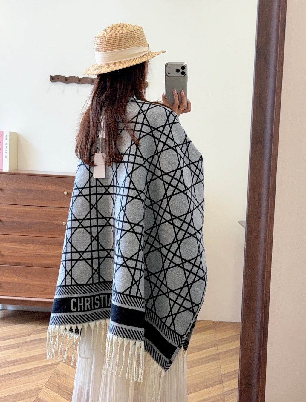 W1R86D66 Fashion cape