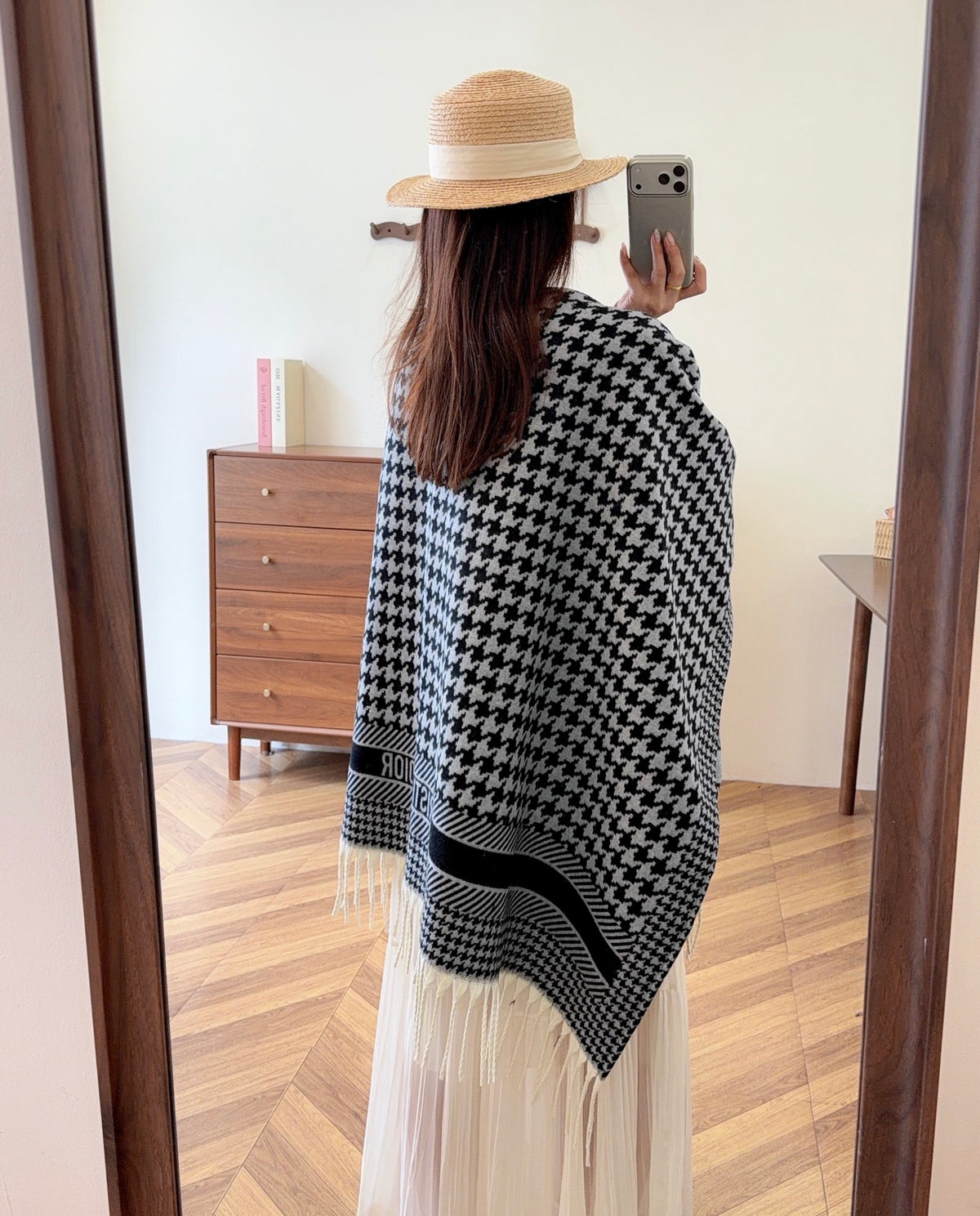 W1R86D64 Fashion cape