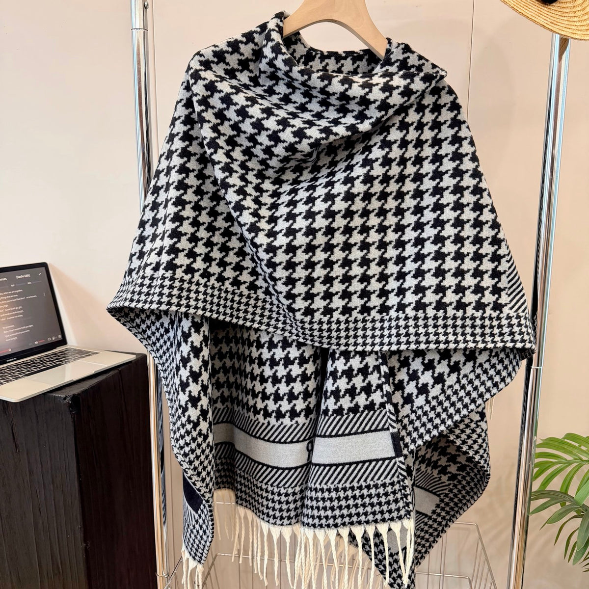 W1R86D64 Fashion cape