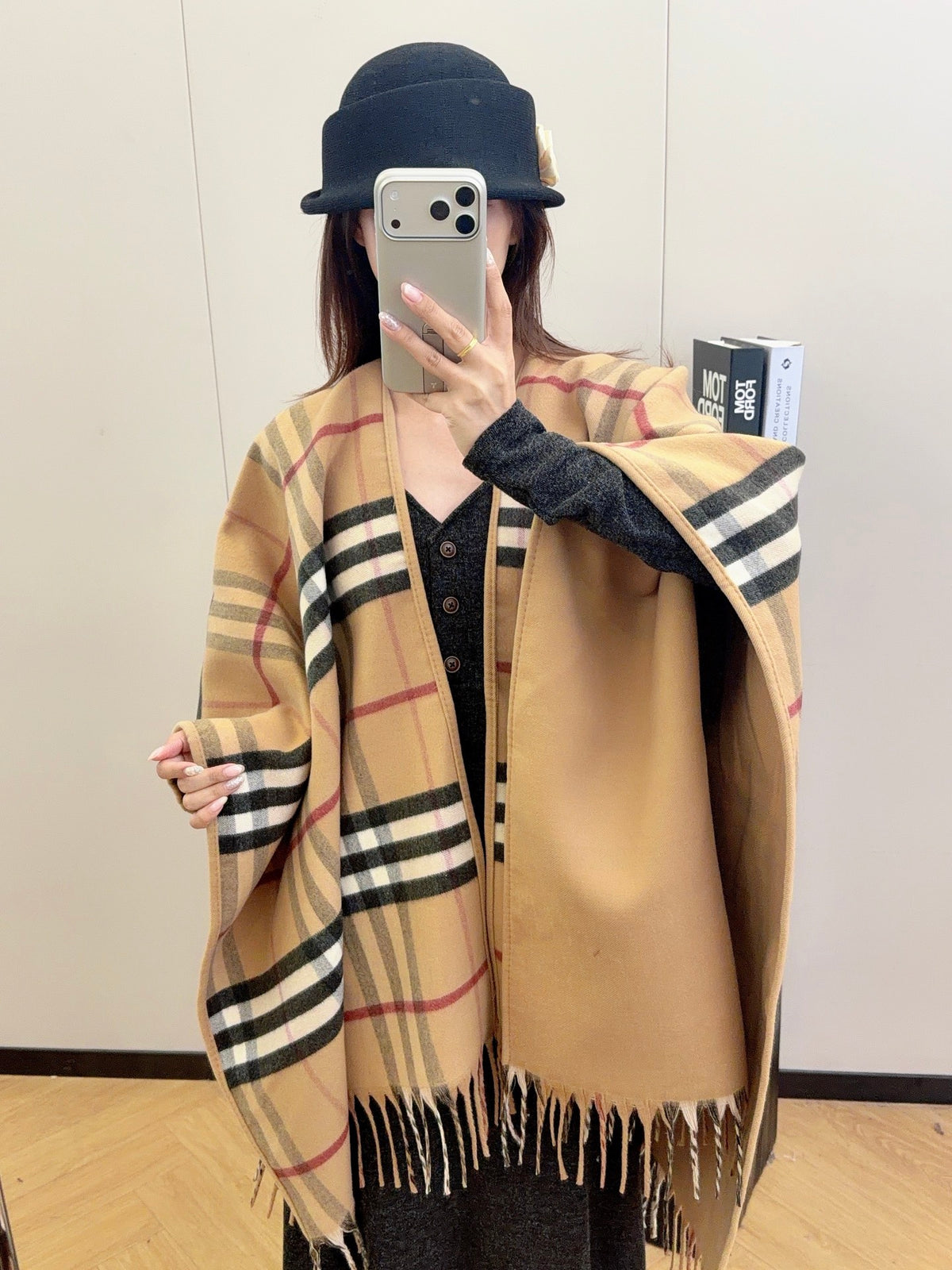 W1R86R61 Fashion cape