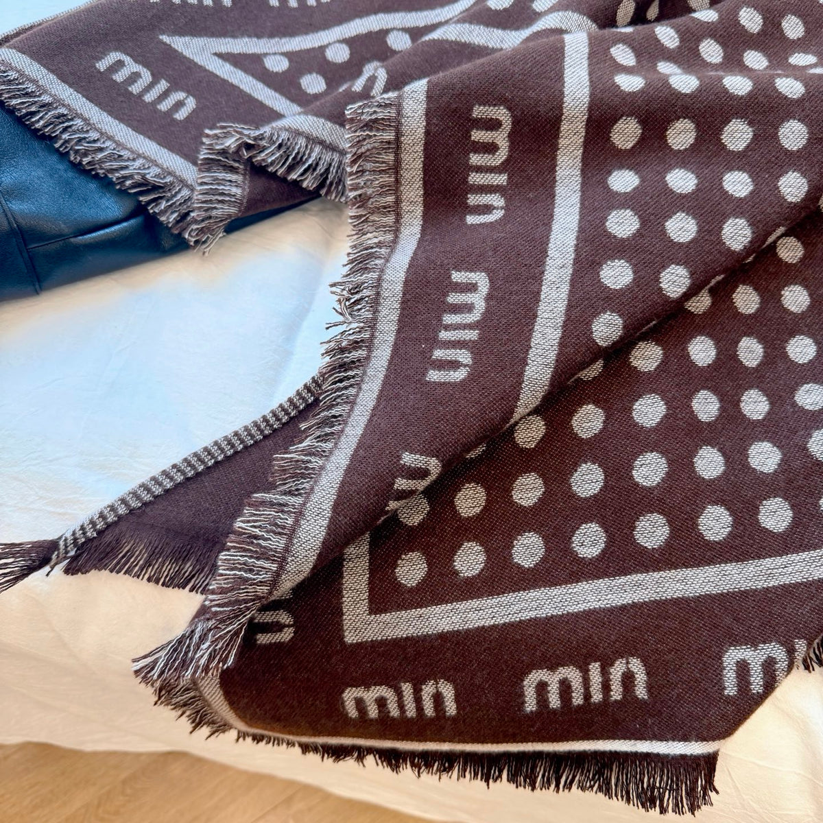 W1R86A100 Popular Triangular shawl