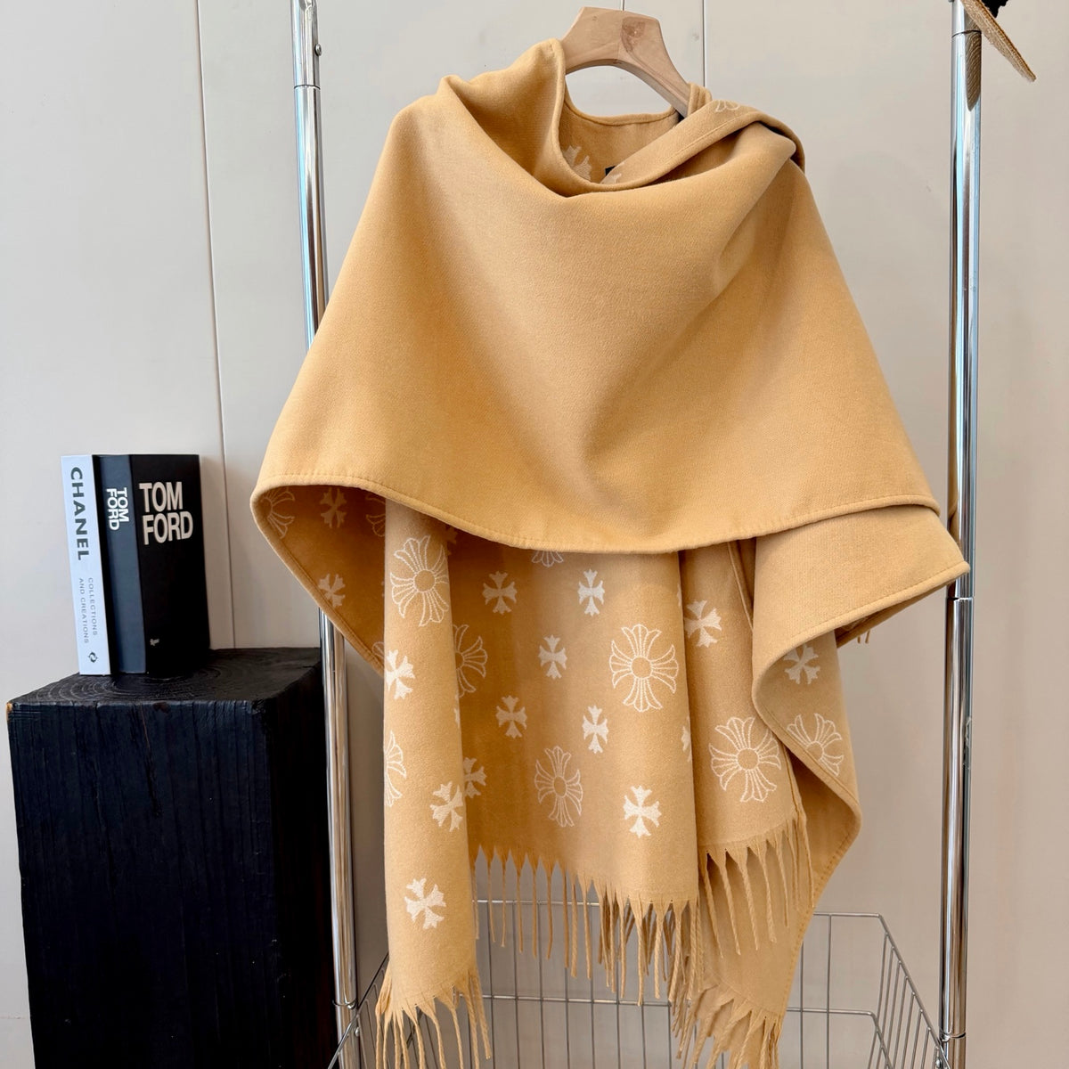W1R86A57 Fashion cape