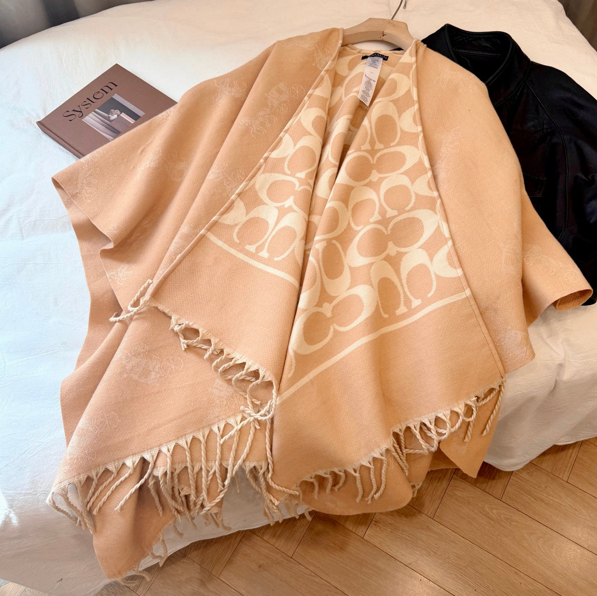 W1R106A28 Fashion cape