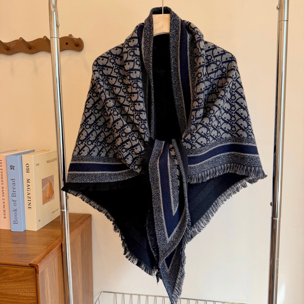 W1R86D101 Fashion Triangular shawl