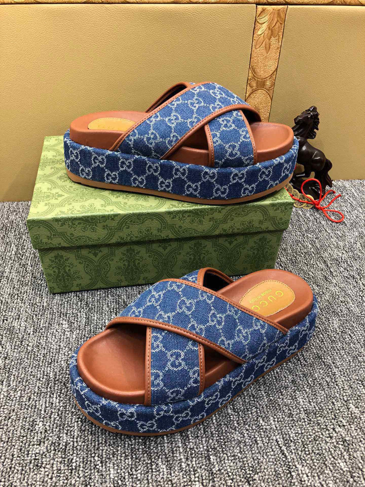 5YB69Z Popular Slippers