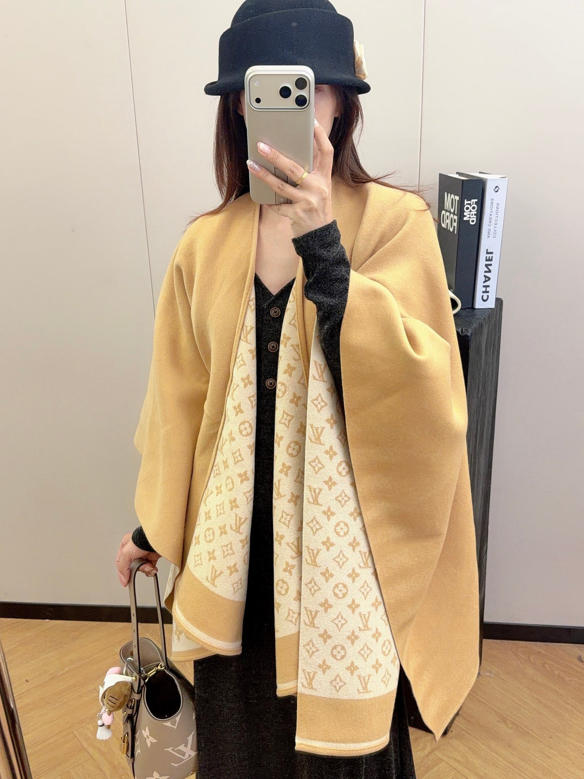 W1R86E63 Fashion cape