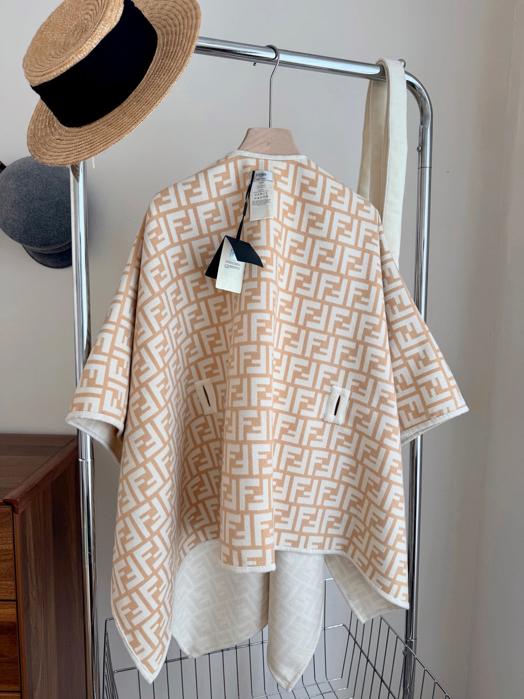 W1R86F43 Fashion cape
