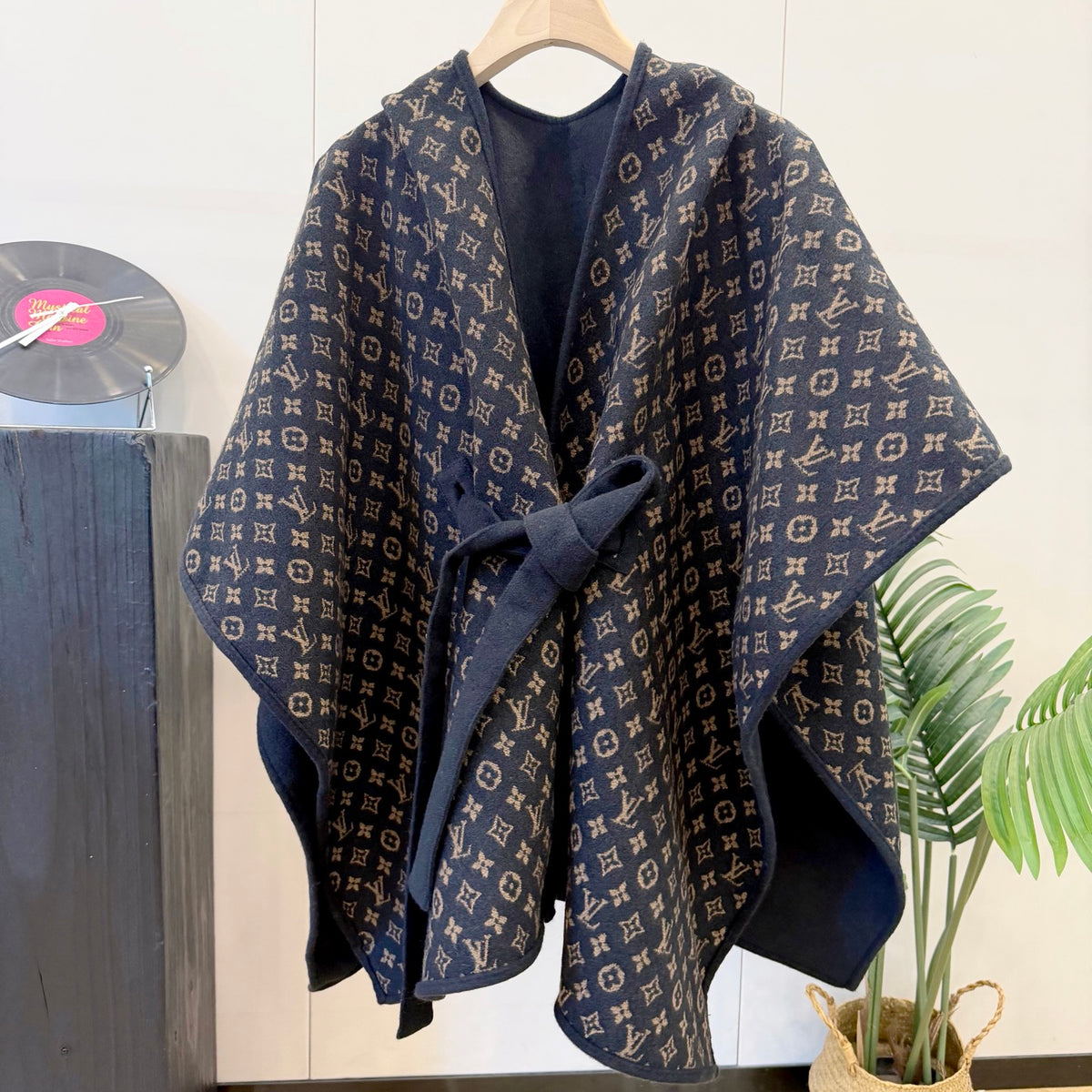 W1R86E77 Fashion cape