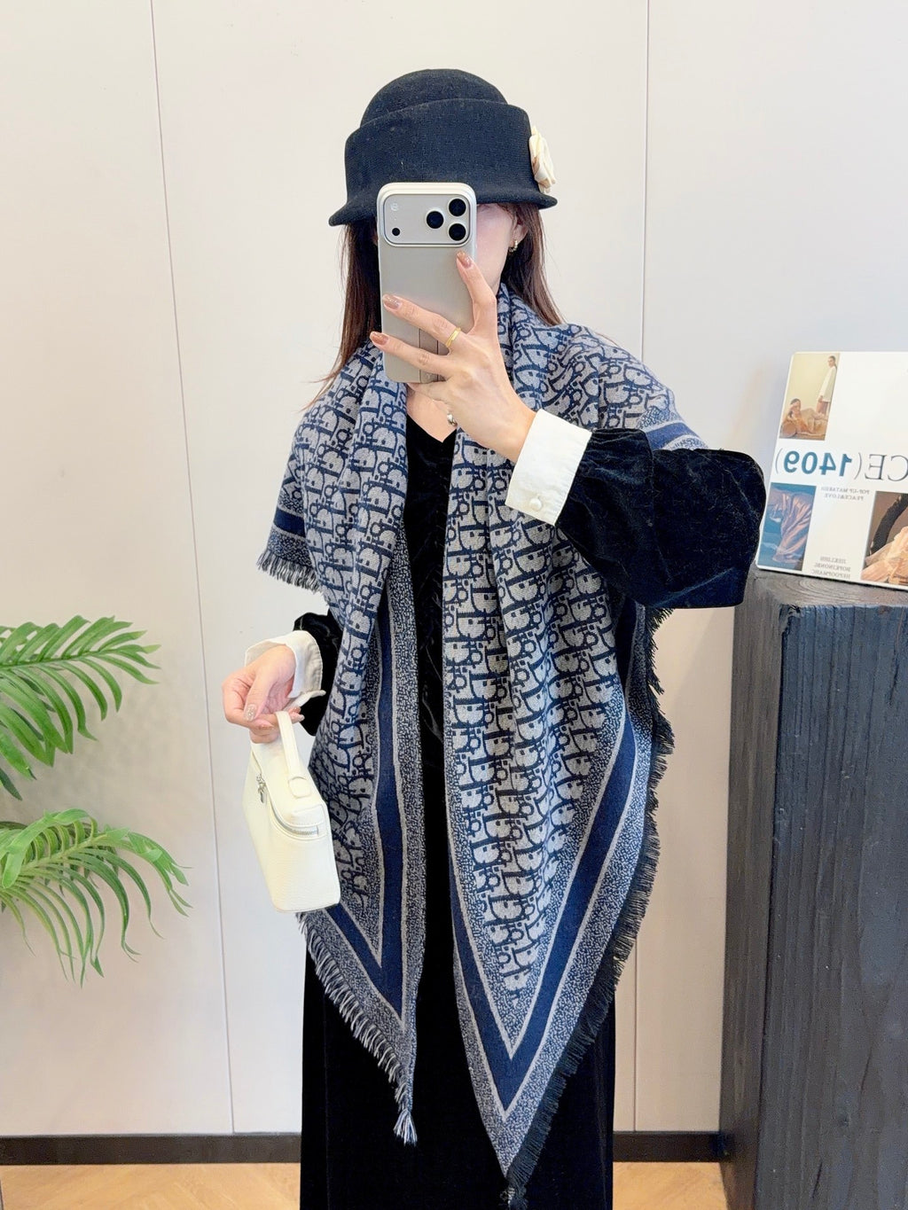 W1R86D101 Popular Triangular shawl
