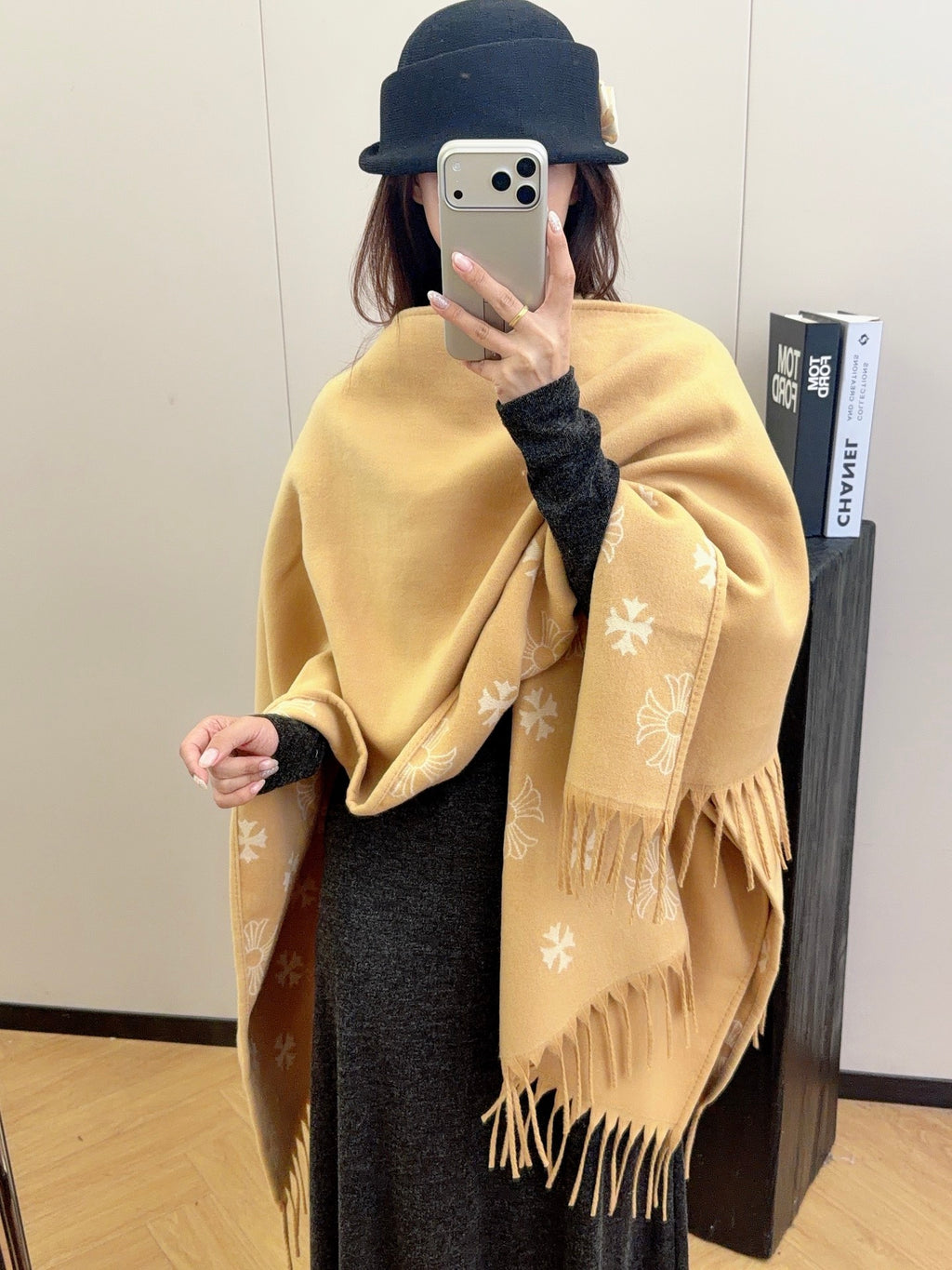 W1R86A57 Fashion cape