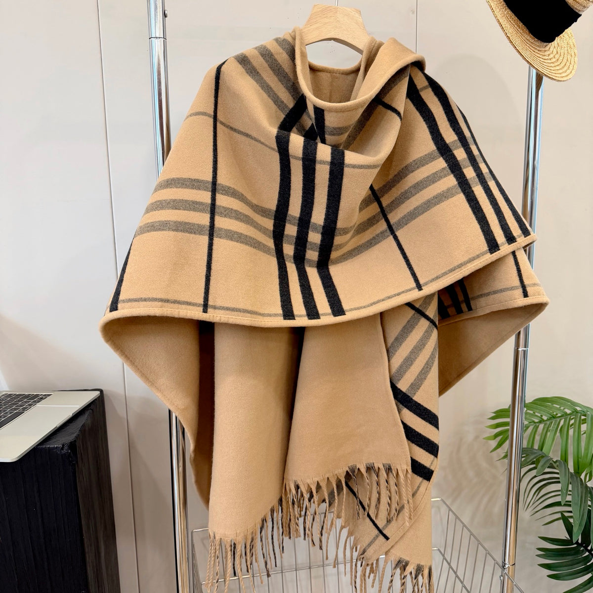 W1R86R67 Fashion cape