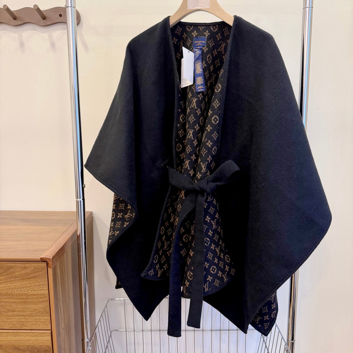 W1R86E77 Fashion cape
