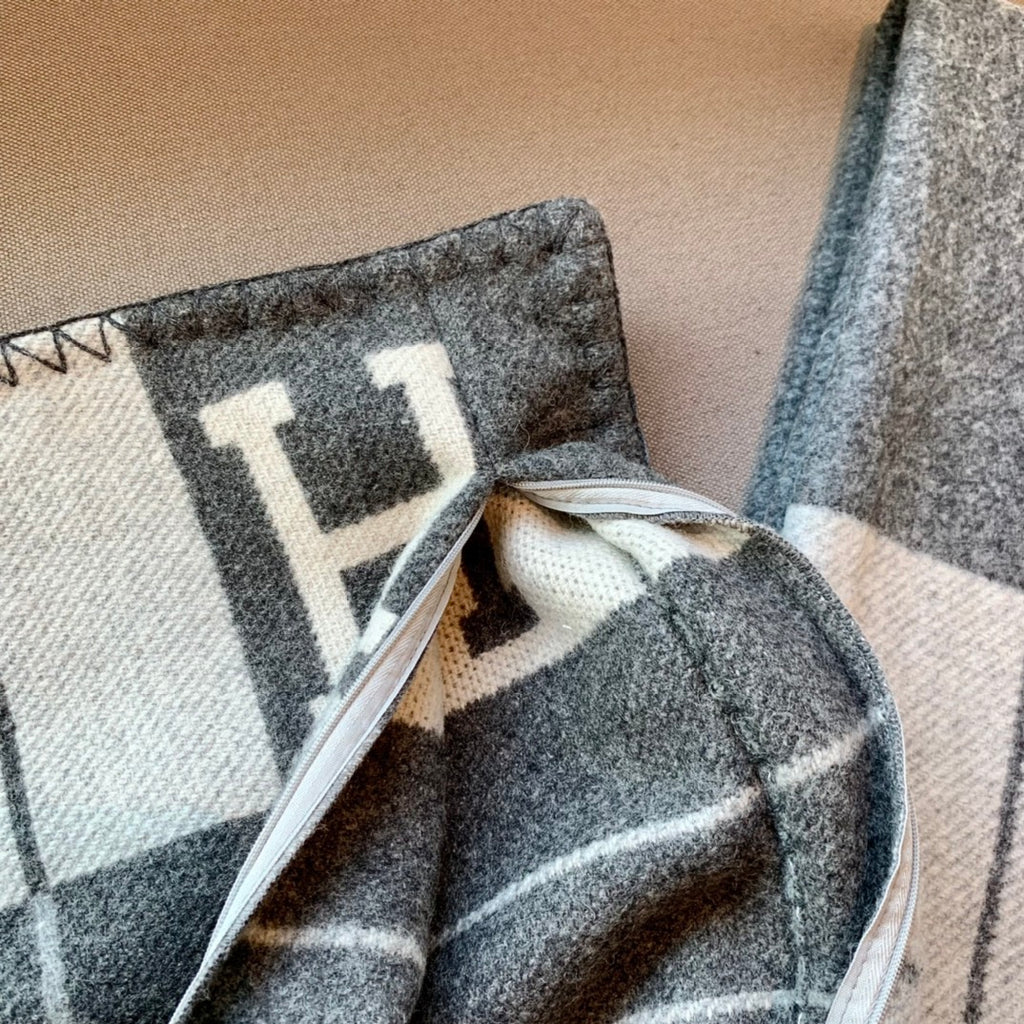 W1R86H105 Fashion blankets, throw pillow