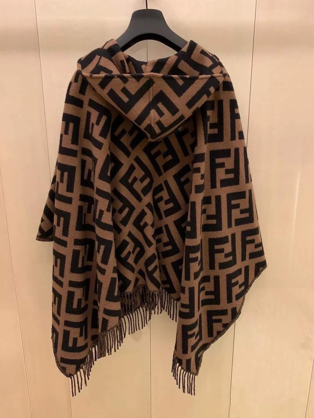 W1R106F15 Fashion cape