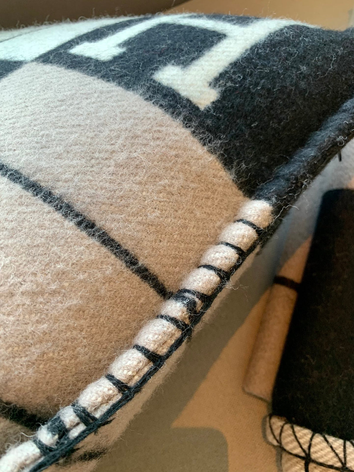 W1R86H105 Fashion blankets, throw pillow