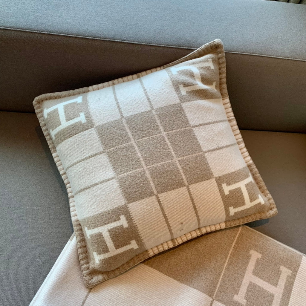W1R86H105 Fashion blankets, throw pillow