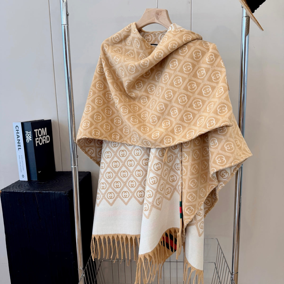 W1R86B41 Fashion cape