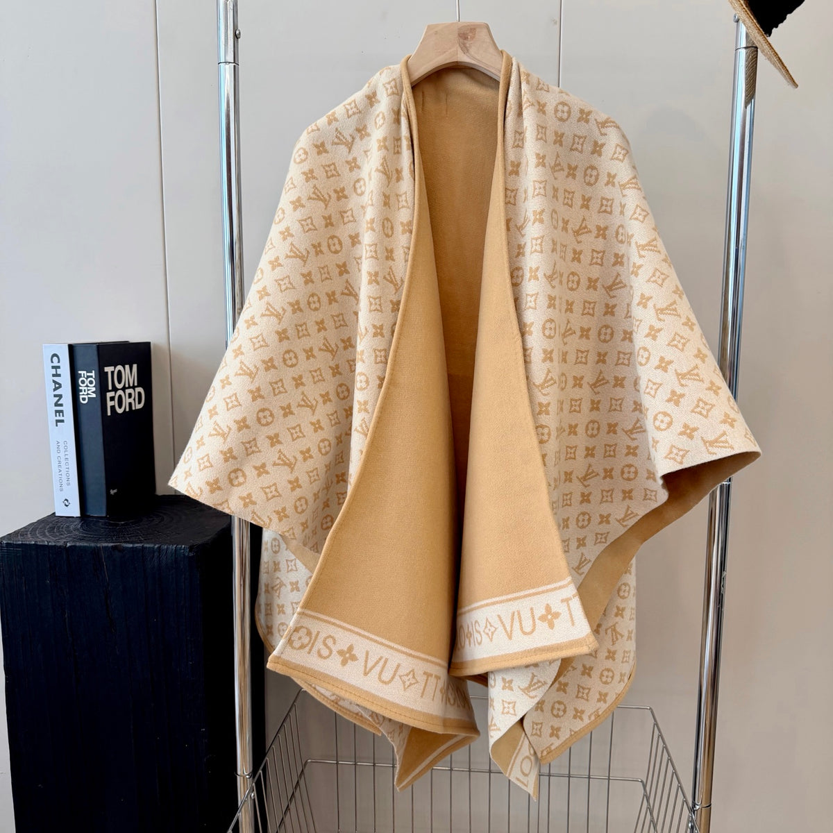 W1R86E63 Fashion cape