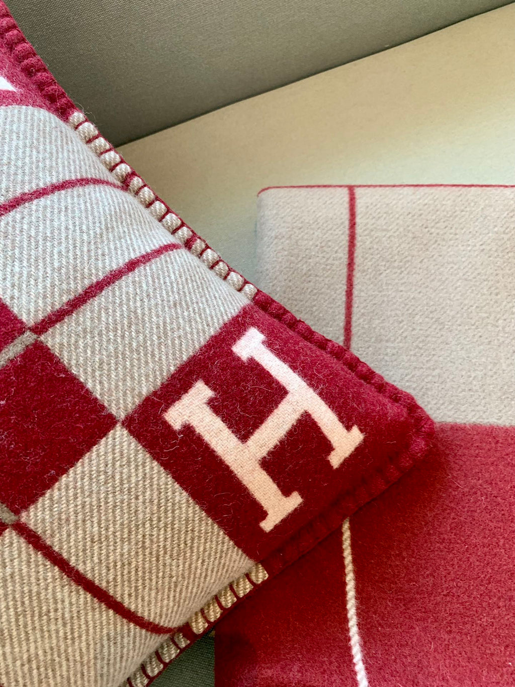 W1R86H105 Fashion blankets, throw pillow