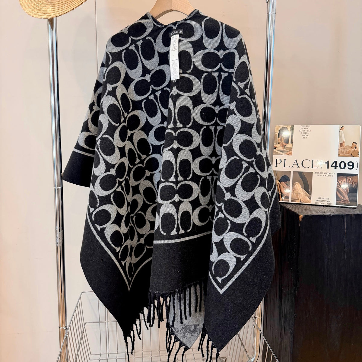 W1R106A28 Fashion cape