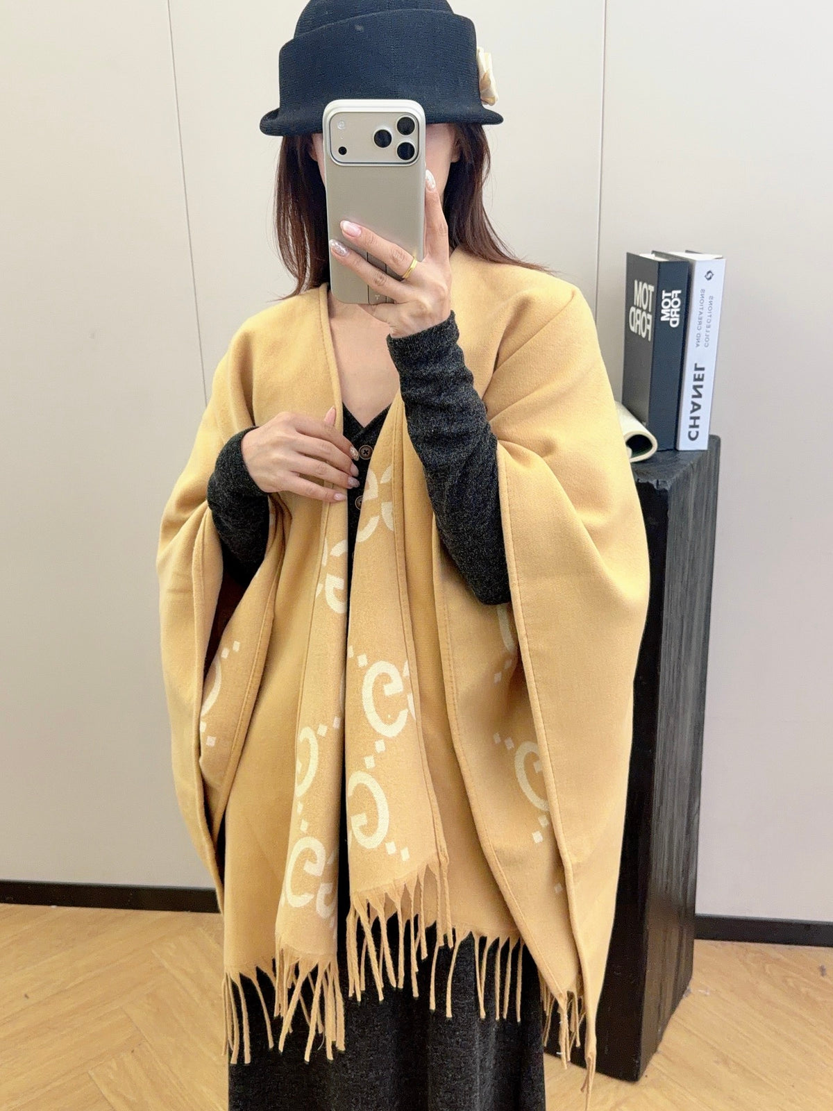 W1R86B58 Fashion cape